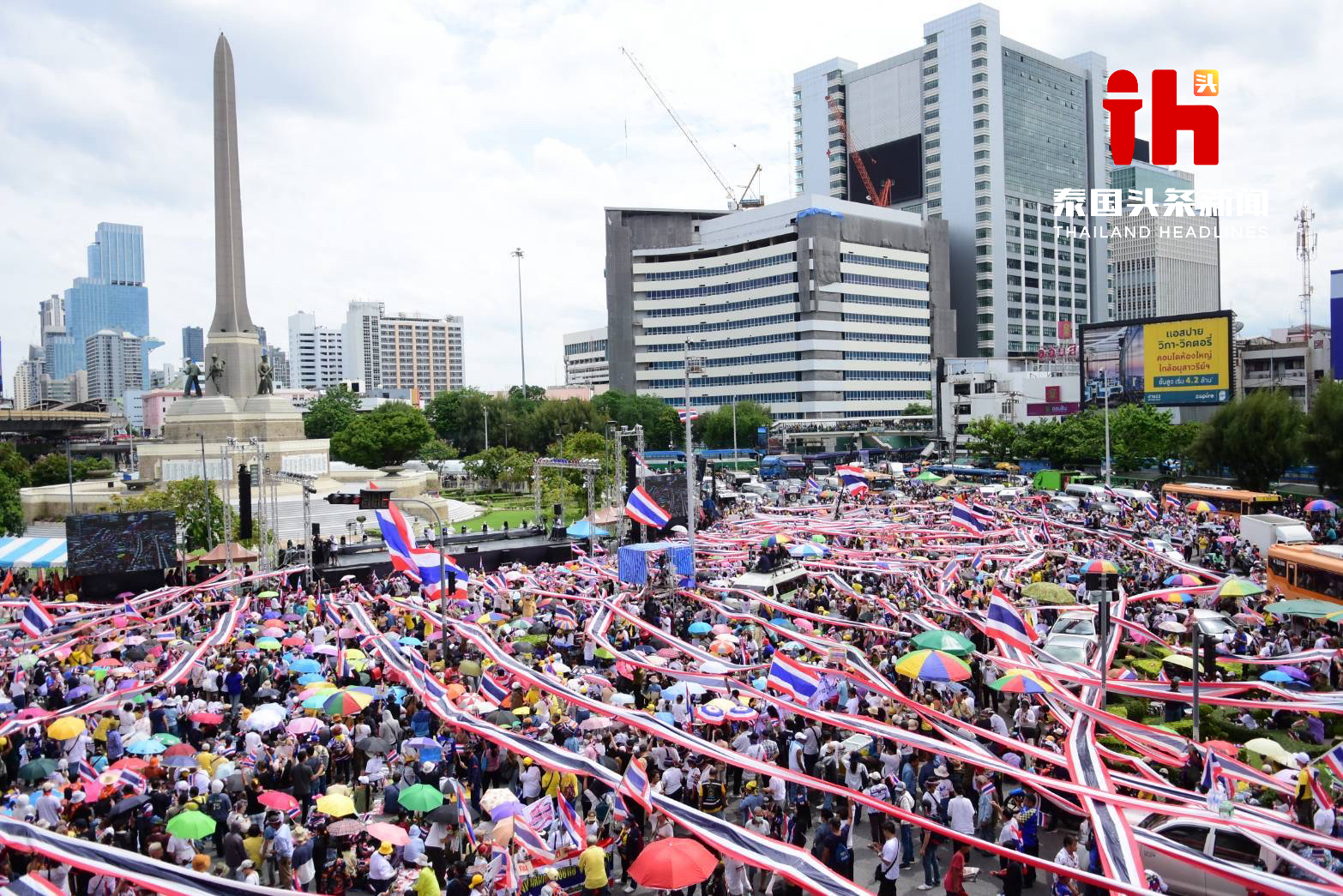 果博东方福布斯公司大爆发!曼谷万人拉国旗集会(图1) 果博东方福布斯公司大爆发!曼谷万人拉国旗集会(图1)