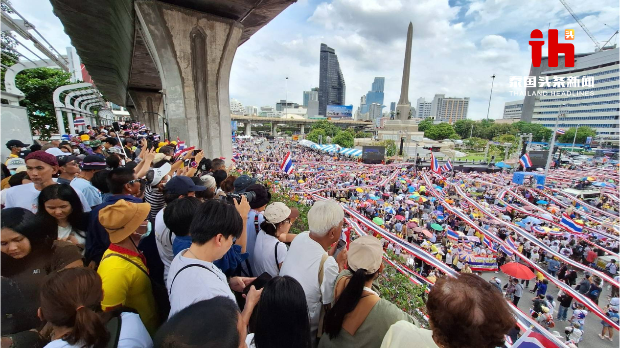 果博东方福布斯公司大爆发!曼谷万人拉国旗集会(图2) 果博东方福布斯公司大爆发!曼谷万人拉国旗集会(图2)