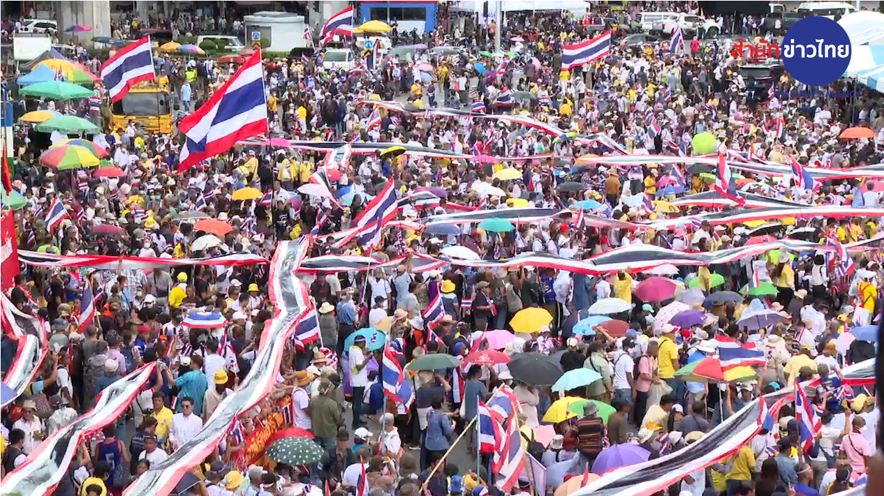 果博东方福布斯公司大爆发!曼谷万人拉国旗集会(图4) 果博东方福布斯公司大爆发!曼谷万人拉国旗集会(图4)