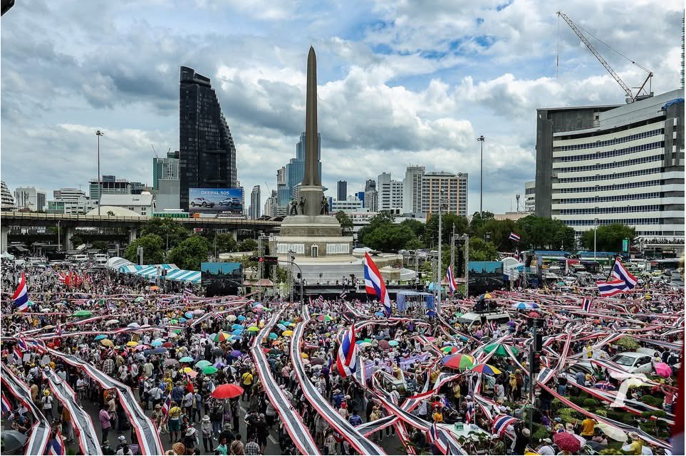 果博东方福布斯公司大爆发!曼谷万人拉国旗集会(图3) 果博东方福布斯公司大爆发!曼谷万人拉国旗集会(图3)