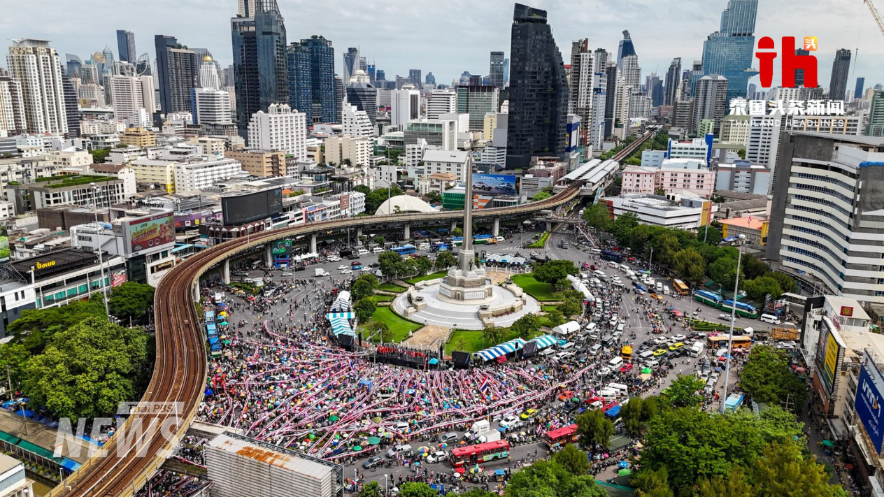 果博东方福布斯公司大爆发!曼谷万人拉国旗集会(图6) 果博东方福布斯公司大爆发!曼谷万人拉国旗集会(图6)