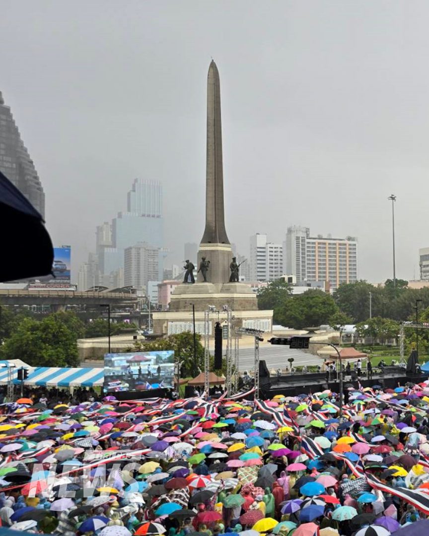 果博东方福布斯公司大爆发!曼谷万人拉国旗集会(图15) 果博东方福布斯公司大爆发!曼谷万人拉国旗集会(图15)