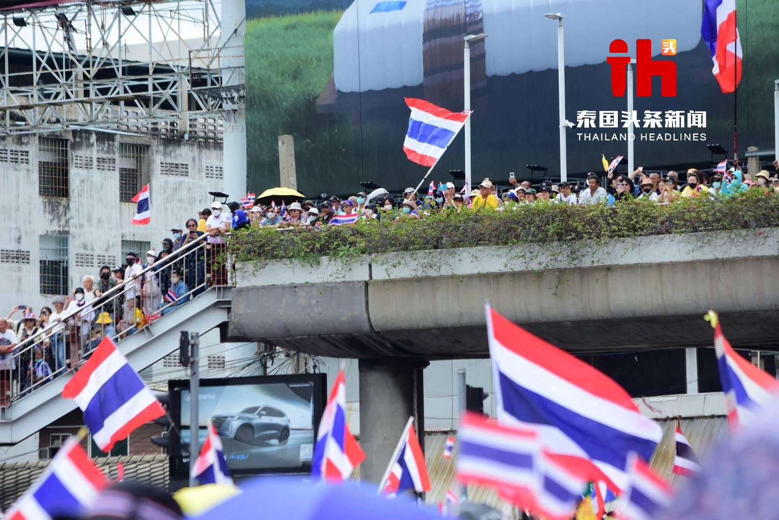 果博东方福布斯公司大爆发!曼谷万人拉国旗集会(图13) 果博东方福布斯公司大爆发!曼谷万人拉国旗集会(图13)