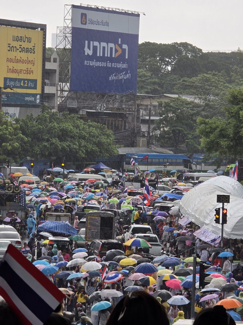 果博东方福布斯公司大爆发!曼谷万人拉国旗集会(图16) 果博东方福布斯公司大爆发!曼谷万人拉国旗集会(图16)