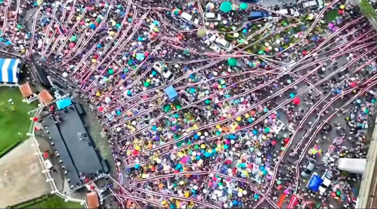 果博东方福布斯公司大爆发!曼谷万人拉国旗集会(图17) 果博东方福布斯公司大爆发!曼谷万人拉国旗集会(图17)